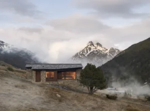 Casa unifamiliar construïda en entorn de muntanya a Andorra amb paisatge natural