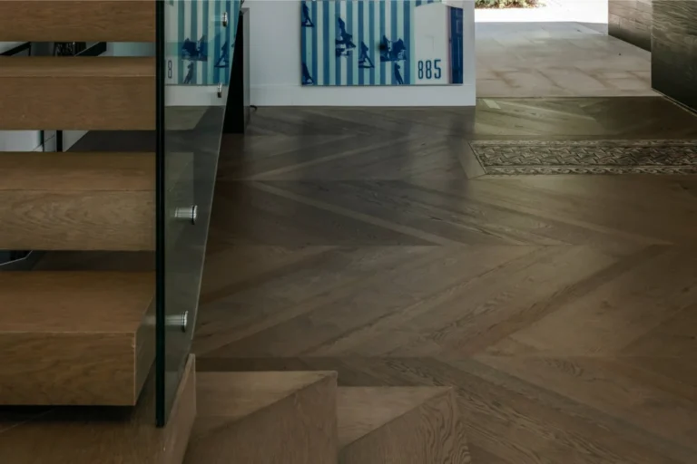Rebedor amb paviment de fusta natural Grato Terra Brown que aporta elegància, calidesa i caràcter a l’espai.