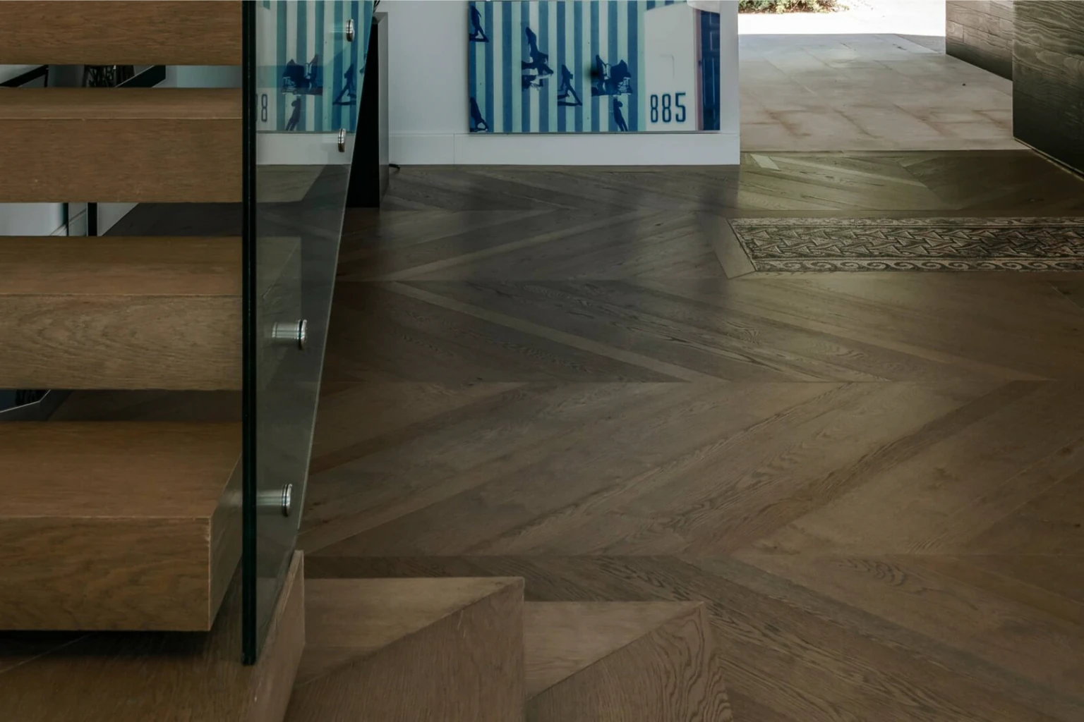 Rebedor amb paviment de fusta natural Grato Terra Brown que aporta elegància, calidesa i caràcter a l’espai.