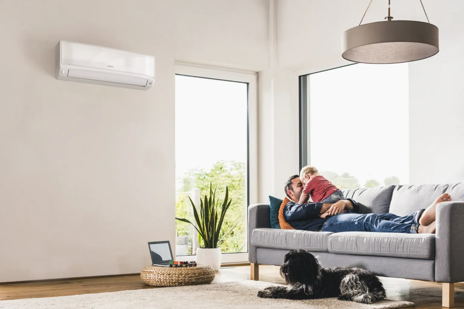 Sala d’estar amb aire condicionat Hitachi airHome 600 per gaudir d’un ambient confortable, eficient i saludable a casa.
