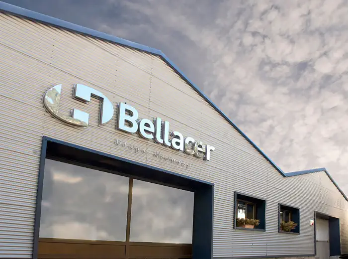 Façana exterior de Bellacer amb el logotip corporatiu en un edifici industrial dedicat a la construcció i les instal·lacions a Andorra.