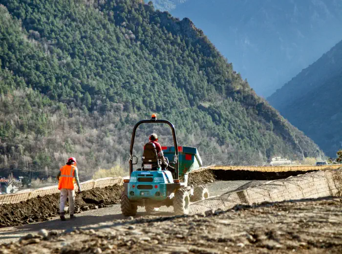 Treballs d’obra civil i moviment de terres de COPSA en un entorn de muntanya a Andorra amb maquinària especialitzada.