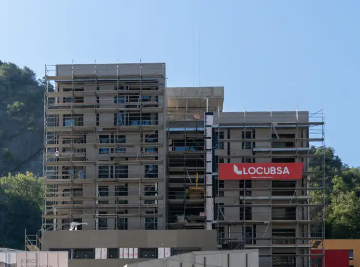 Edifici residencial en construcció desenvolupat per Locubsa amb estructura moderna i treballs d’obra en procés a Andorra.