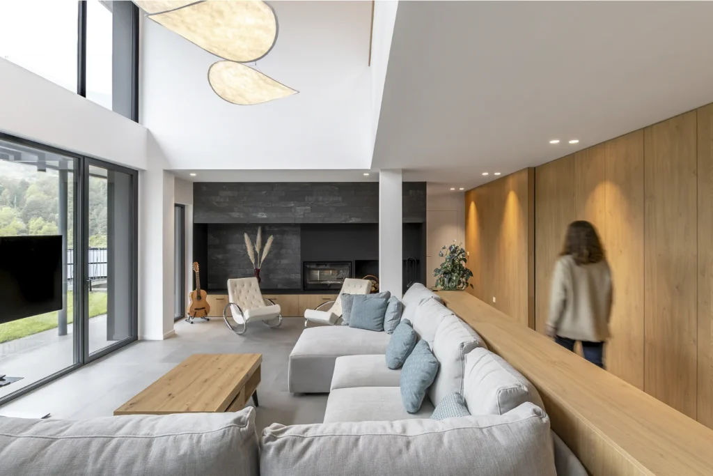 Casa passiva a La Massana amb sala d’estar moderna, grans finestrals i acabats de fusta natural.