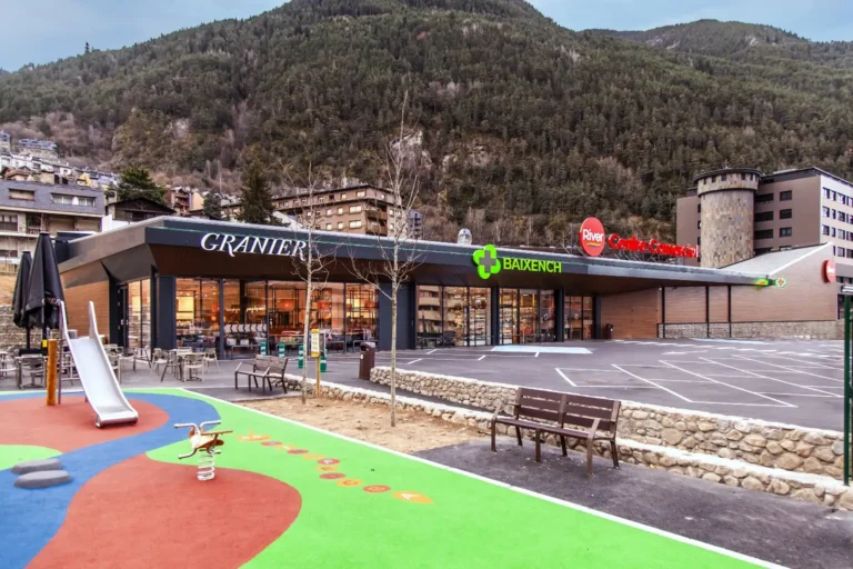Façana de centre comercial modern amb zones exteriors i entorn de muntanya a Encamp