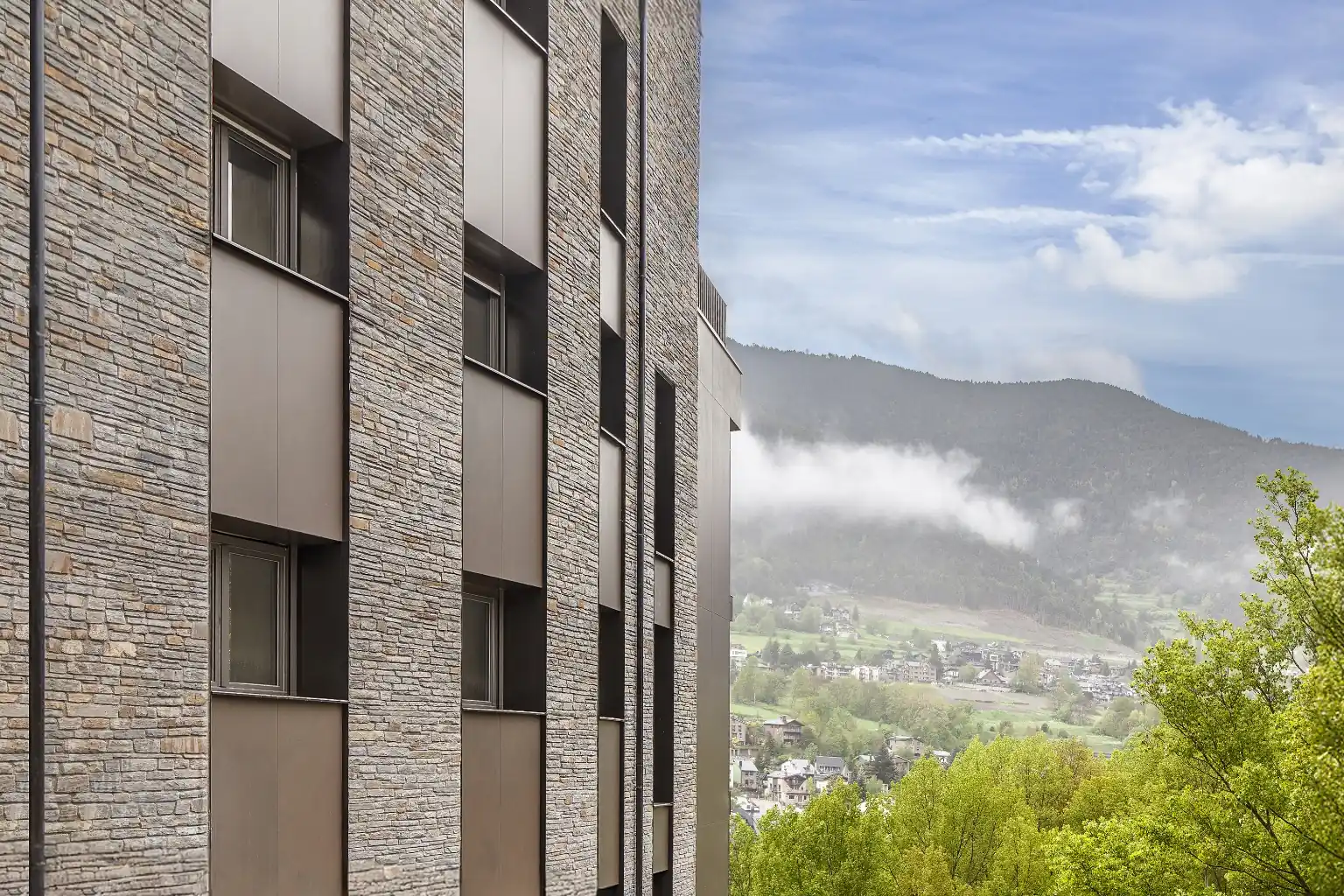 Façana d’edifici residencial amb vistes panoràmiques a la vall i entorn natural a La Massana
