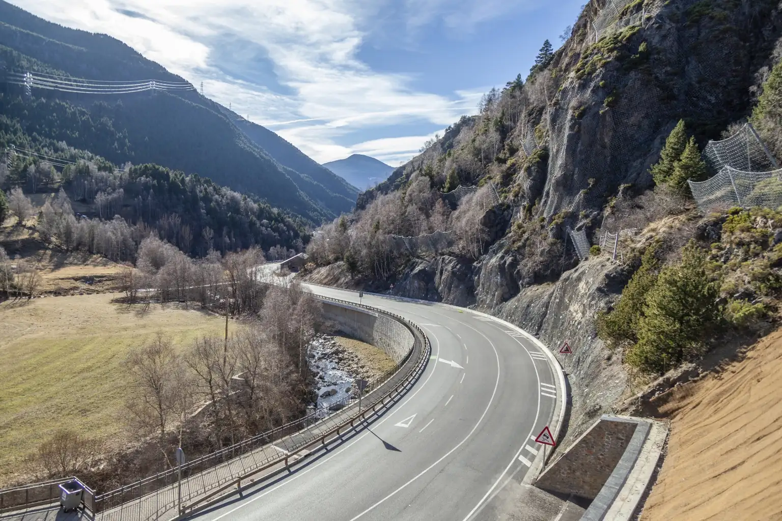 Vista panoràmica de la carretera general CG-2 a Canillo integrada en el paisatge de muntanya d’Andorra