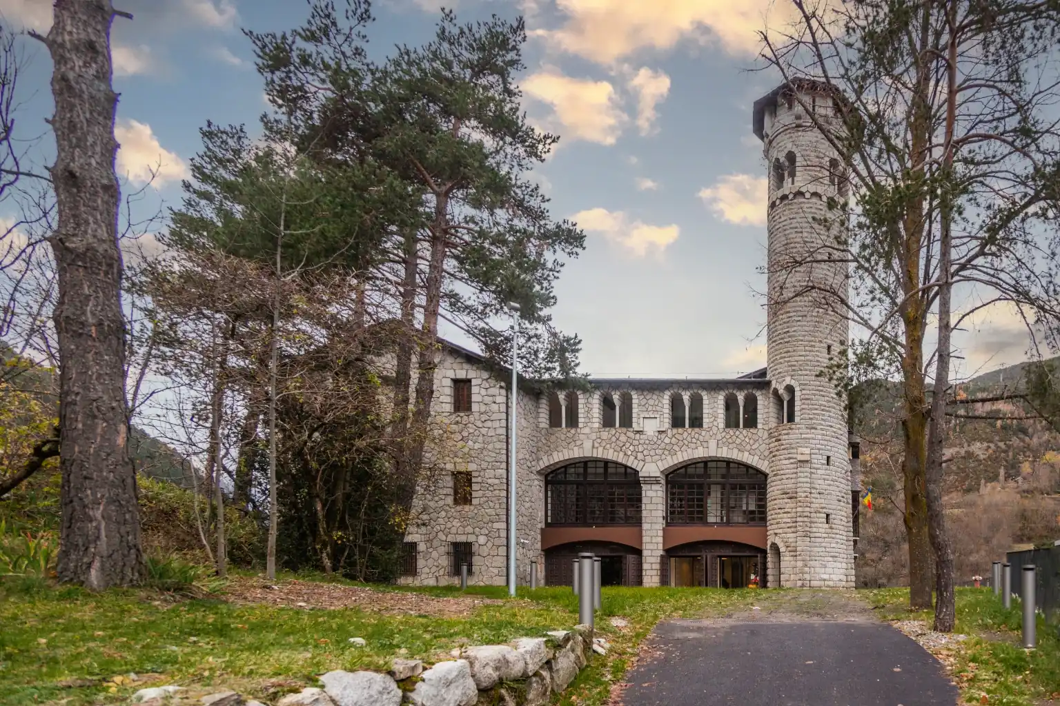 Façana històrica de l’edifici de Ràdio Andorra a Encamp després de la rehabilitació arquitectònica