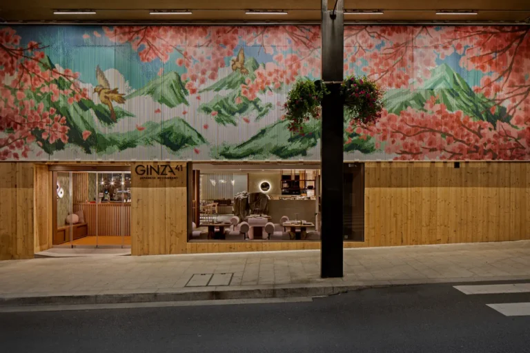 Façana del restaurant Ginza a Andorra la Vella amb interiorisme d’inspiració japonesa i mural decoratiu