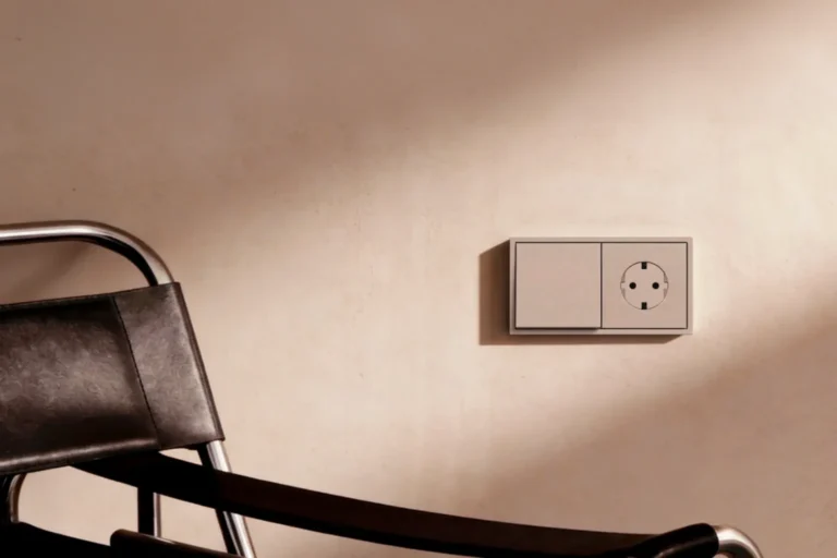 Interruptor i endoll Simon 360 amb acabat elegant i disseny minimalista per a espais moderns i sofisticats.
